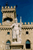 Правительственный дворец и статуя Свободы