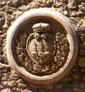 Каменный герб республики на фасаде Дворца Беньи